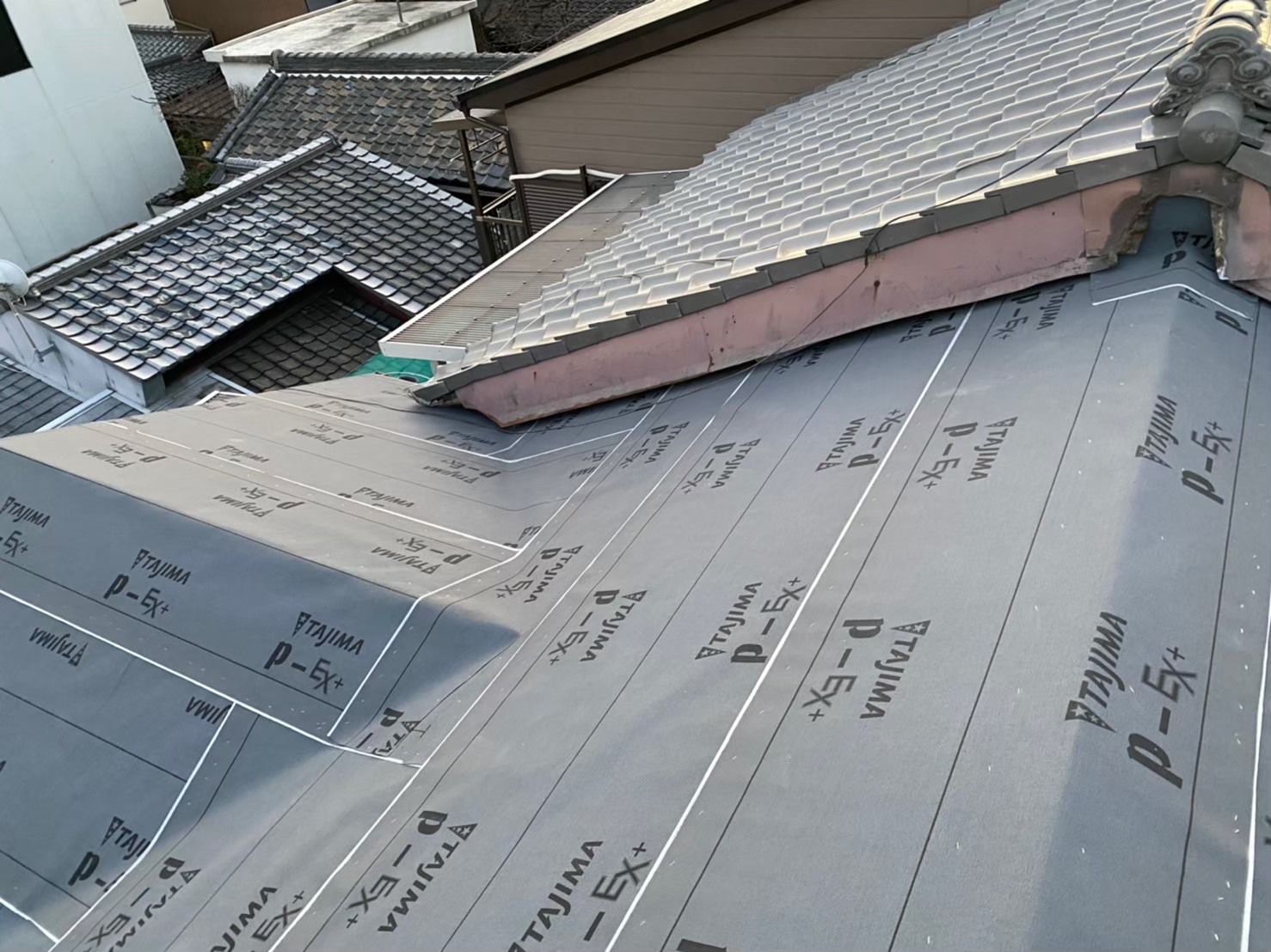 防水紙を軒から棟の順番で設置